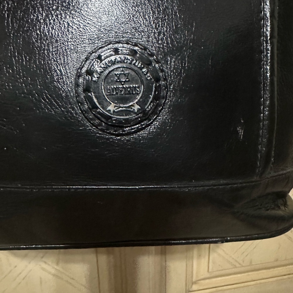 Elegant Black Leather Tote Bag - Picture 2 of 9
